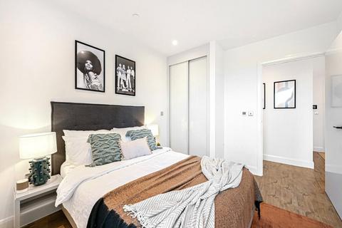 2 bedroom flat to rent, Netheravon Rd W7