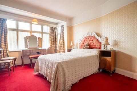 3 bedroom semi-detached house for sale, Falmouth Gardens, Ilford
