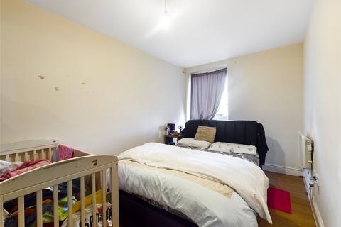 2 bedroom flat to rent, Western Road, Romford RM1