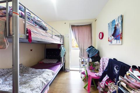 2 bedroom flat to rent, Western Road, Romford RM1