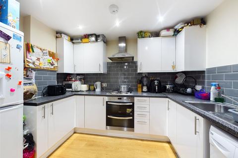 2 bedroom flat to rent, Western Road, Romford RM1
