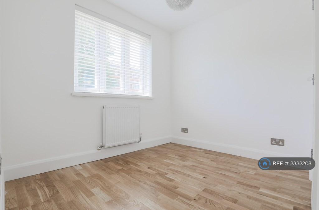 Double Bedroom With Built In Wardrobe