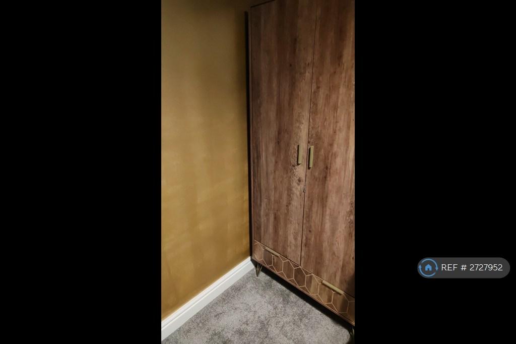 The Bedroom For Rent, Wardrobe