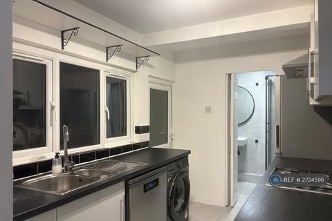 3 bedroom terraced house to rent, Church Road, Mitcham, CR4