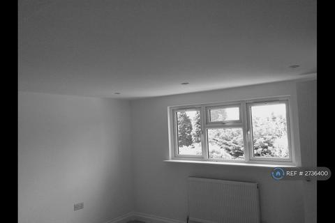 2 bedroom end of terrace house to rent, Farm Road, Esher, KT10
