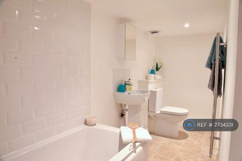 2 bedroom flat to rent, Cargate Avenue, Aldershot, GU11