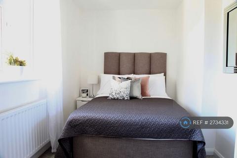 2 bedroom flat to rent, Cargate Avenue, Aldershot, GU11