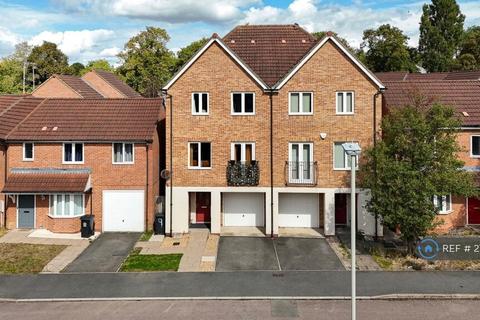 4 bedroom semi-detached house to rent, Austwick Close, Leicester, LE4
