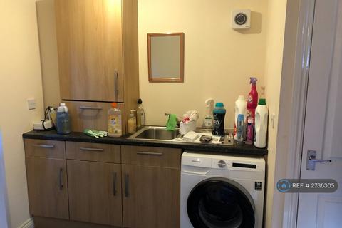 4 bedroom semi-detached house to rent, Austwick Close, Leicester, LE4