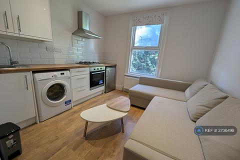 Studio to rent, Crouch End, London, N8