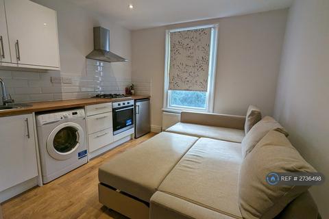 Studio to rent, Crouch End, London, N8