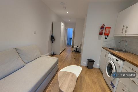 Studio to rent, Crouch End, London, N8