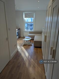 Studio to rent, Crouch End, London, N8