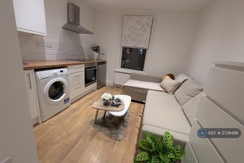 Studio to rent, Crouch End, London, N8