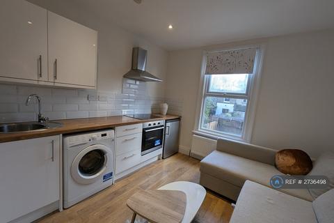 Studio to rent, Crouch End, London, N8