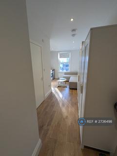 Studio to rent, Crouch End, London, N8