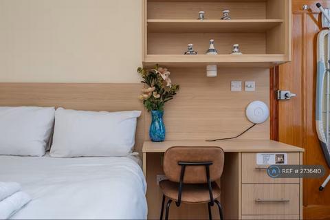 Studio to rent, Blackshaw Road, London, SW17