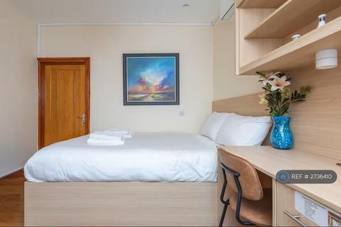 Studio to rent, Blackshaw Road, London, SW17