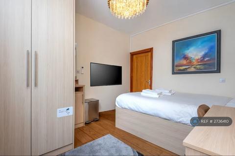 Studio to rent, Blackshaw Road, London, SW17