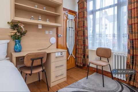 Studio to rent, Blackshaw Road, London, SW17
