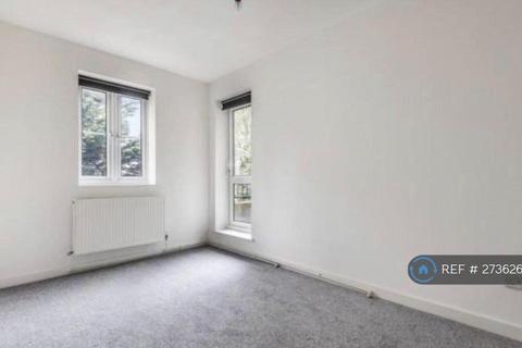 2 bedroom terraced house to rent, Amblecote Meadows, London, SE12