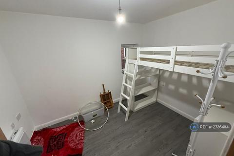 2 bedroom flat to rent, High Street, Rowley Regis, B65