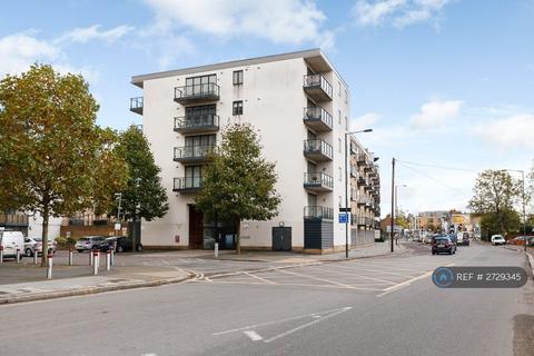 1 bedroom in a flat share to rent - Bassett House, London, SW19
