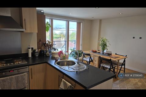 1 bedroom in a flat share to rent, Bassett House, London, SW19