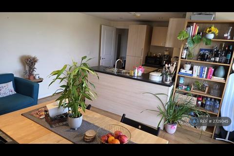 1 bedroom in a flat share to rent, Bassett House, London, SW19