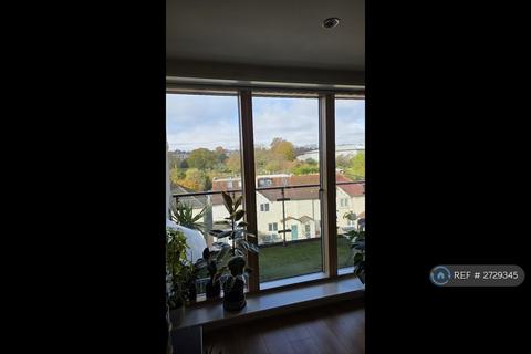 1 bedroom in a flat share to rent, Bassett House, London, SW19