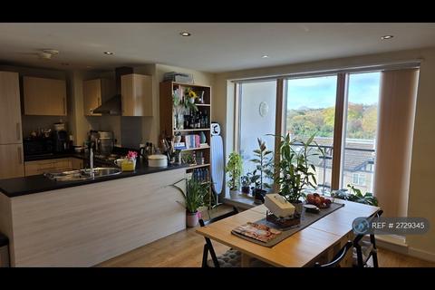 1 bedroom in a flat share to rent, Bassett House, London, SW19