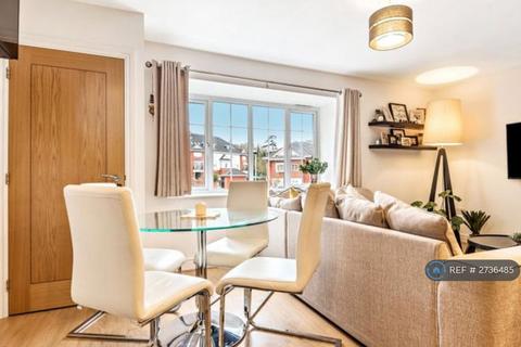 2 bedroom flat to rent, Ellis Close, Ruislip, HA4