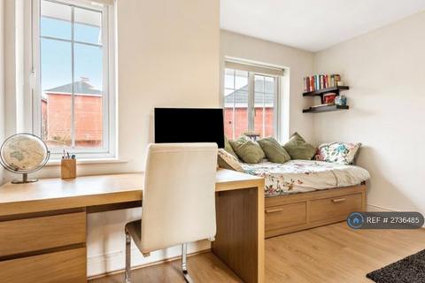 2 bedroom flat to rent, Ellis Close, Ruislip, HA4