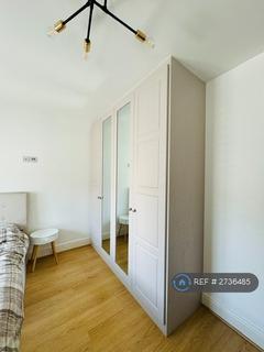 2 bedroom flat to rent, Ellis Close, Ruislip, HA4