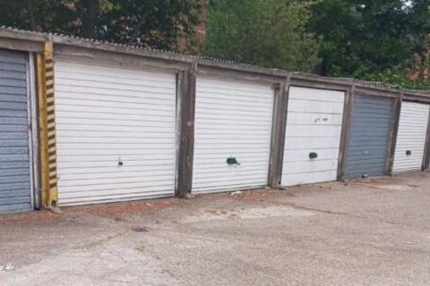 Garage to rent, Stafford Close, London N14