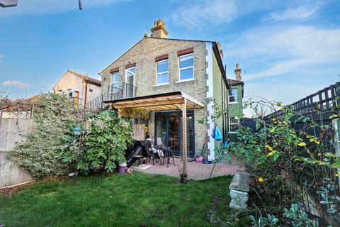 4 bedroom end of terrace house for sale, Holland Road, Clacton-on-sea, CO15 6