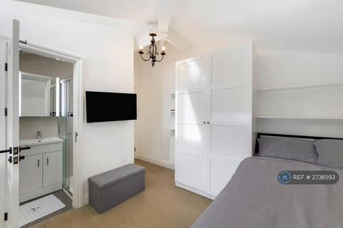 Studio to rent, Westbourne Terrace, London, W2