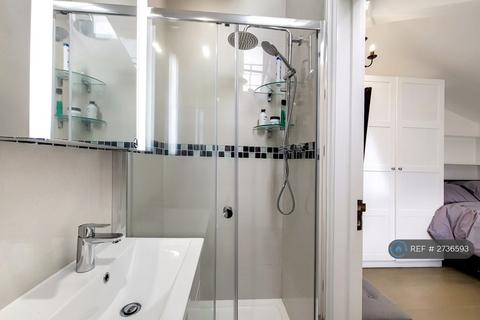 Studio to rent, Westbourne Terrace, London, W2