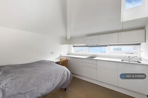 Studio to rent, Westbourne Terrace, London, W2
