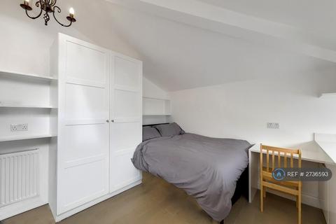 Studio to rent, Westbourne Terrace, London, W2