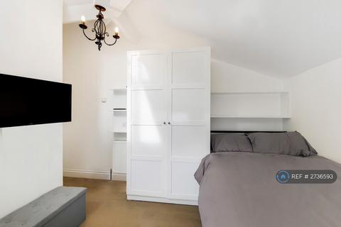 Studio to rent, Westbourne Terrace, London, W2