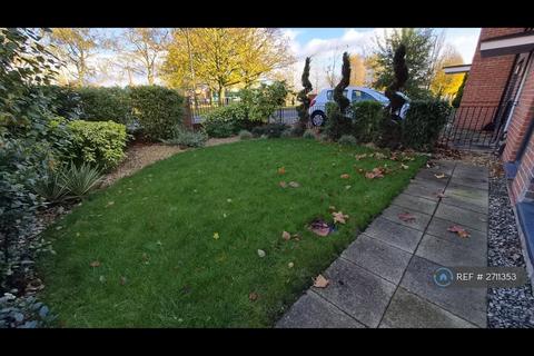 3 bedroom end of terrace house to rent, Garforth Avenue, Manchester, M4