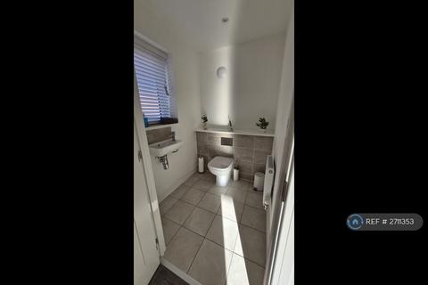 3 bedroom end of terrace house to rent, Garforth Avenue, Manchester, M4