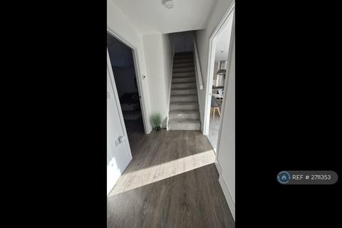 3 bedroom end of terrace house to rent, Garforth Avenue, Manchester, M4