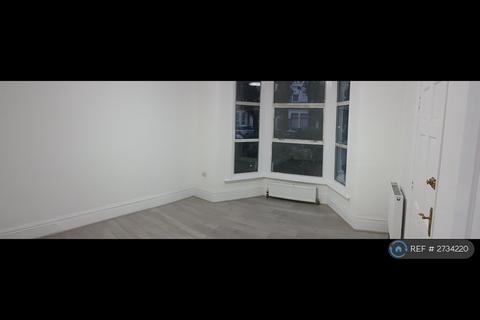 2 bedroom flat to rent, Beaufort Gardens, Ilford, IG1