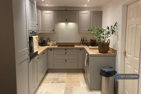 2 bedroom flat to rent, Pyestock Crescent, Farnborough, GU14