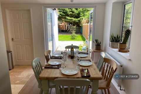 2 bedroom flat to rent, Pyestock Crescent, Farnborough, GU14
