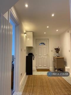 2 bedroom flat to rent, Pyestock Crescent, Farnborough, GU14