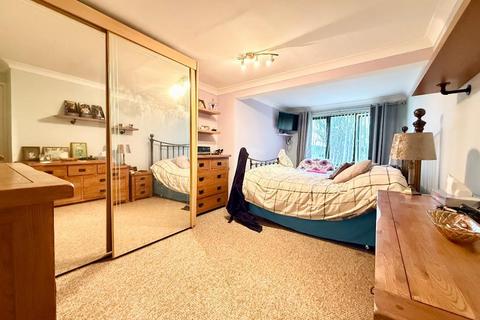 3 bedroom semi-detached house for sale, Dewsbury Road, Runfold, Luton, Bedfordshire, LU3 2HH
