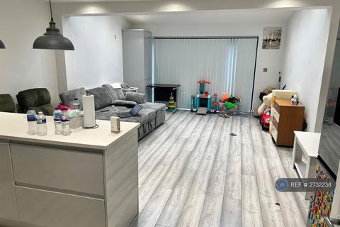 1 bedroom in a house share to rent, Woodman Path, Ilford, IG6